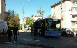 Столкнулись троллейбус и микроавтобус в Севастополе