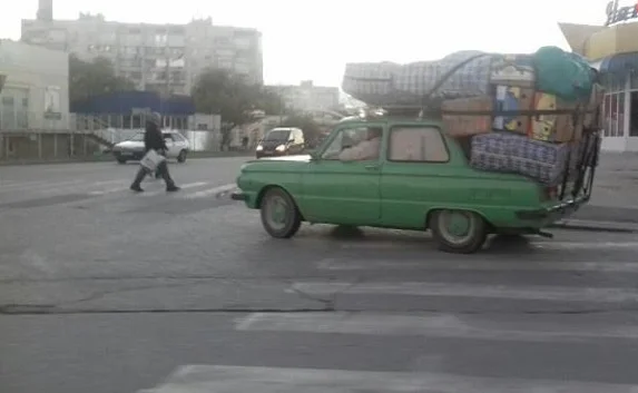 Товар на рынок в Евпатории возят по-китайски — фотофакт