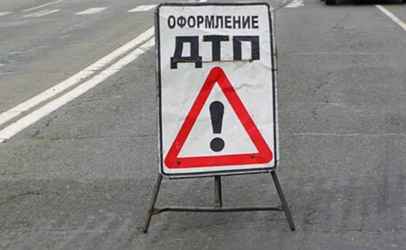 Неизвестный водитель врезался в киоск в Симферополе и скрылся
