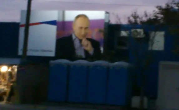 В порту «Крым» умудрились повесить изображение Путина над биотуалетами