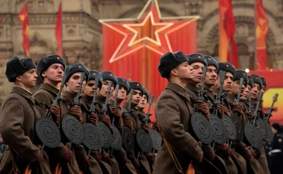 Марш в честь легендарного парада 1941 года прошёл в Москве