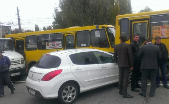 Два автобуса, легковушка и грузовик столкнулись в Симферополе