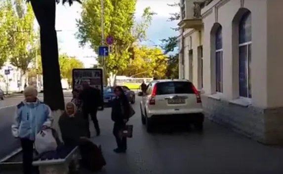 Автомобили в Севастополе вытесняют пешеходов с тротуаров