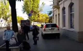 Автомобили в Севастополе вытесняют пешеходов с тротуаров