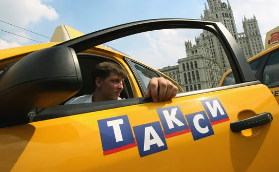 Севастопольский таксист продал вещи забывчивого пассажира
