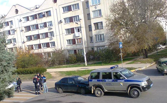 Водитель «Дэу Ланос» врезался в полицейский УАЗ в Севастополе