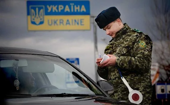 Украинец вёз в Крым кость слона, бивень моржа и рог носорога