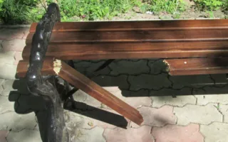 Новые скамейки в Севастополе долго не живут