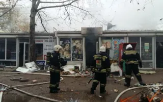 Пожар на Острякова: дотла выгорели торговые павильоны. Фото, видео