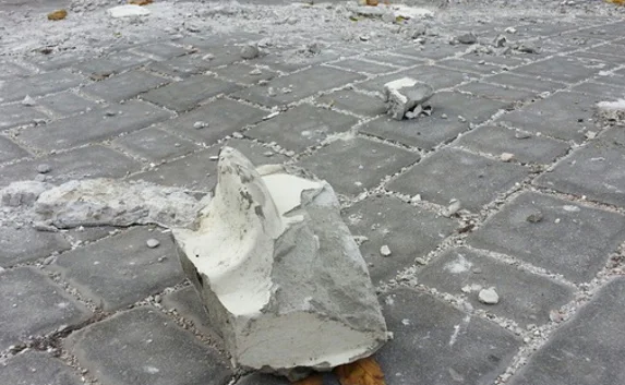 Карниз Матросского клуба кусками летит вниз — фотофакт