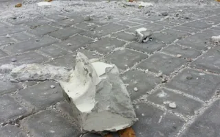 Карниз Матросского клуба кусками летит вниз — фотофакт