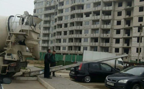 Бетономешалка на Корчагина свалила столб на легковушку