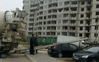 Бетономешалка на Корчагина свалила столб на легковушку