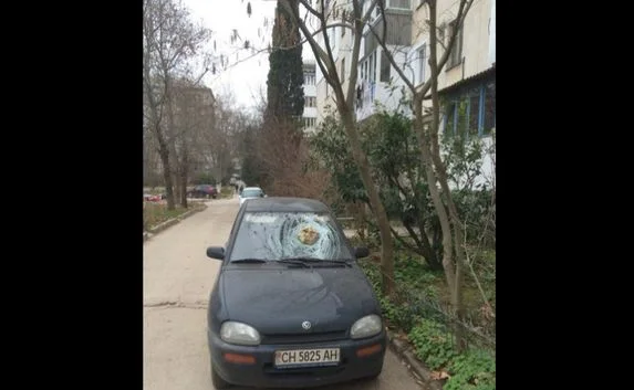 Вандалы разбили камнем лобовое стекло у автомобиля севастопольца