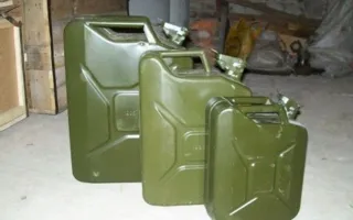 Двое парней по ночам сливают бензин у автомобилей в Балаклаве 
