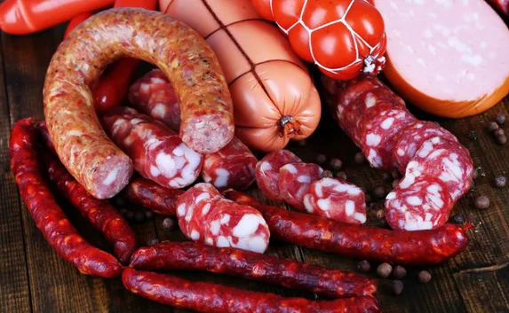 Полтонны колбасы и мяса «спрятали» от таможенников две женщины