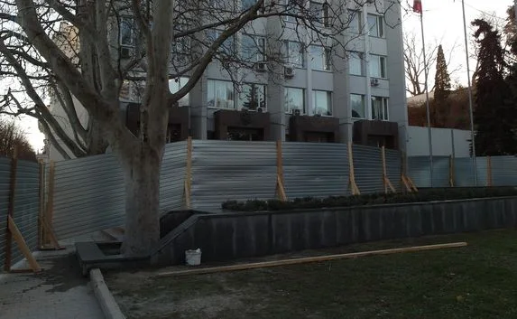 «Неопознанный забор» появился в центре Севастополя