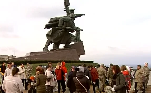 Севастопольцы провели субботник у памятника Солдату и Матросу