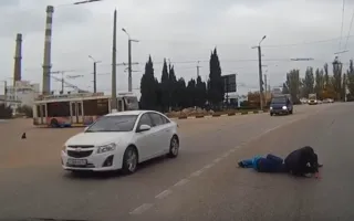 Двое пьянчуг переползали дорогу на конечной «десятки»