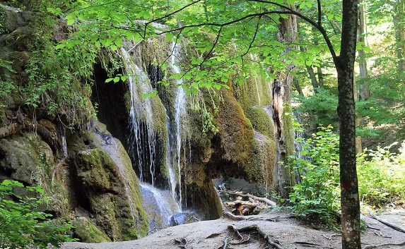 Погиб крымский водопад «Серебряные струи»