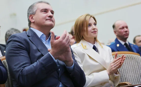 Поклонская примерила белый генеральский китель
