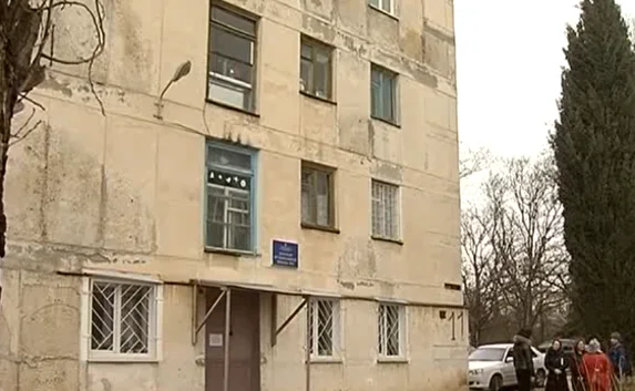 Общежитие на Блюхера трещит по швам. Кто заплатит за ремонт?