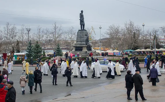 Меняйло вернёт парковку на площади Нахимова. Но только по будням