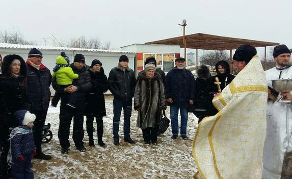 В парке Победы горожане окунались в море, несмотря на снег и ветер 