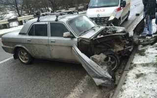 «Волга» столкнулась с иномаркой на скользкой трассе у Гончарного
