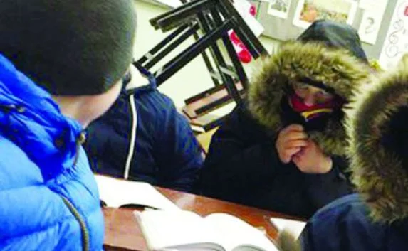 Школьники Евпатории учатся в верхней одежде