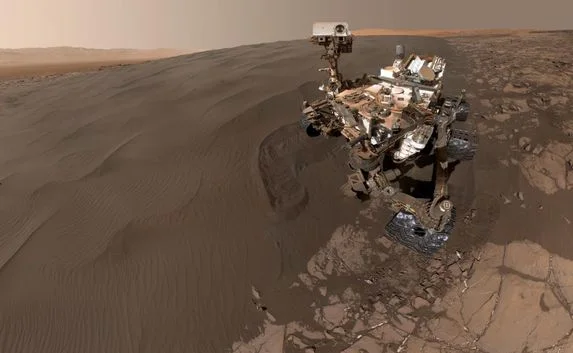 Марсоход NASA сделал селфи на фоне марсианской дюны