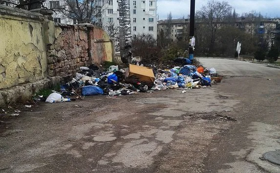 Очередная свалка образовалась возле Нахимовского училища 