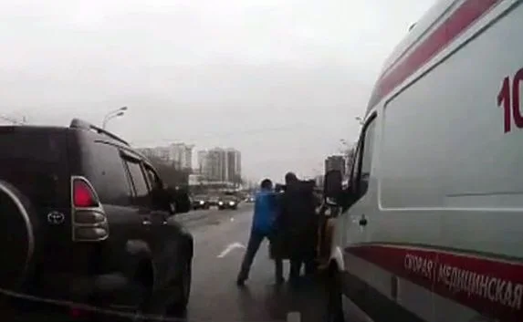 Московские водители избили подрезавшего скорую таксиста
