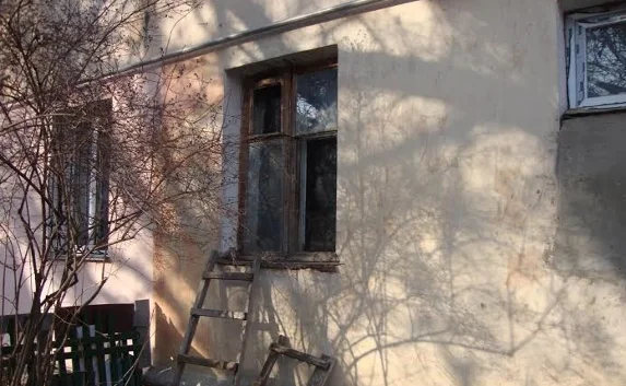 Пожилой евпаториец выходит из дома через окно: дверь замуровали