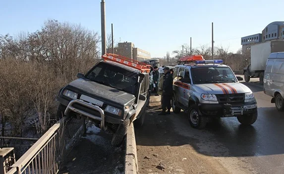 Джип завис на ограждении моста в Симферополе