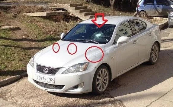 Автомобиль Lexus в Севастополе «изрубили» топором