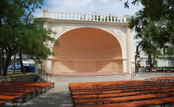 Летняя эстрада Приморского бульвара разрушается