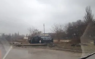 Иномарка повалила столб на Камышовом шоссе