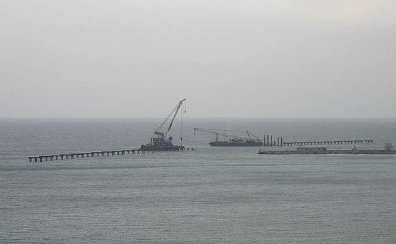 Последний рабочий мост уже строят в Керченском проливе — видео