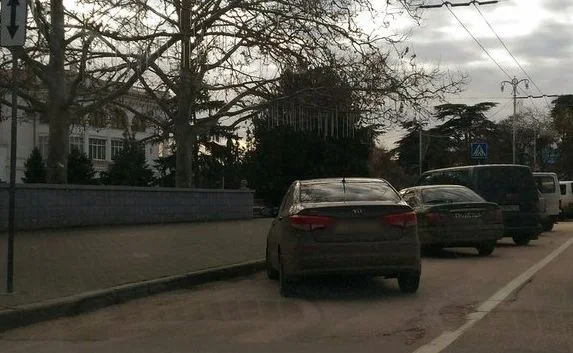 «Места» для авто в центре расчертили, но парковаться ещё нельзя 