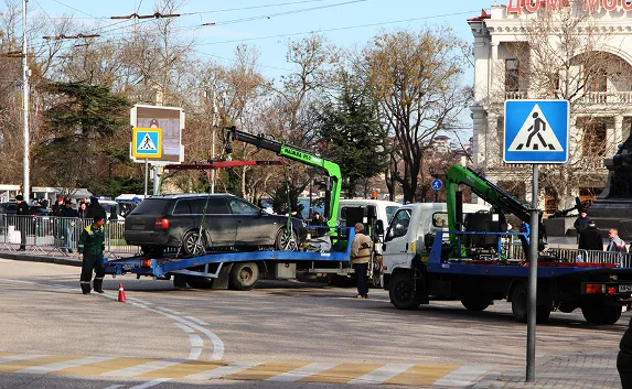 Из центра Севастополя продолжают эвакуировать авто — фотофакт
