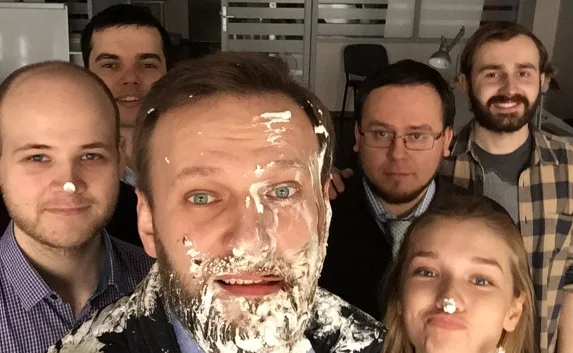 Оппозиционера Навального забросали тортами неизвестные