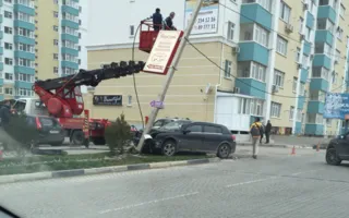 Авто врезалось в столб, пытаясь уйти от столкновения с джипом