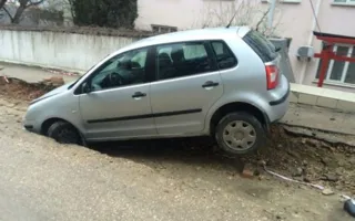На Воронина автомобиль провалился в яму, вырытую рабочими