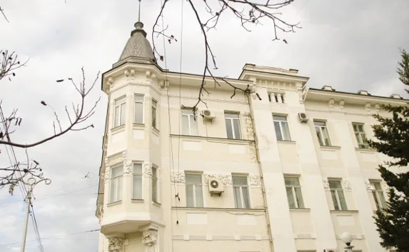Часы вернулись на здание Главпочтамта — пока без стрелок