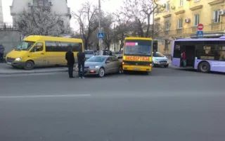 «Богдан» не поделил дорогу с иномаркой в центре Севастополя