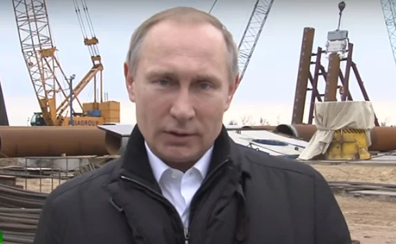 Путин поздравил крымчан с площадки строительства Керченского моста