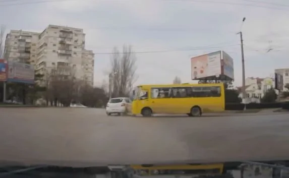 Автобус протаранил легковой автомобиль на «Остряках»