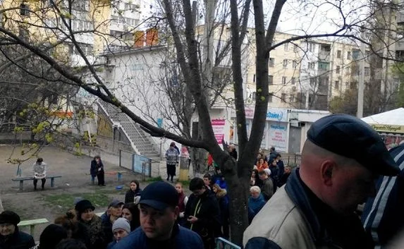 Чтобы попасть к врачу, севастопольцы занимают очередь с ночи