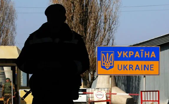 Власти просят крымчан не ездить на Украину из-за активистов блокады